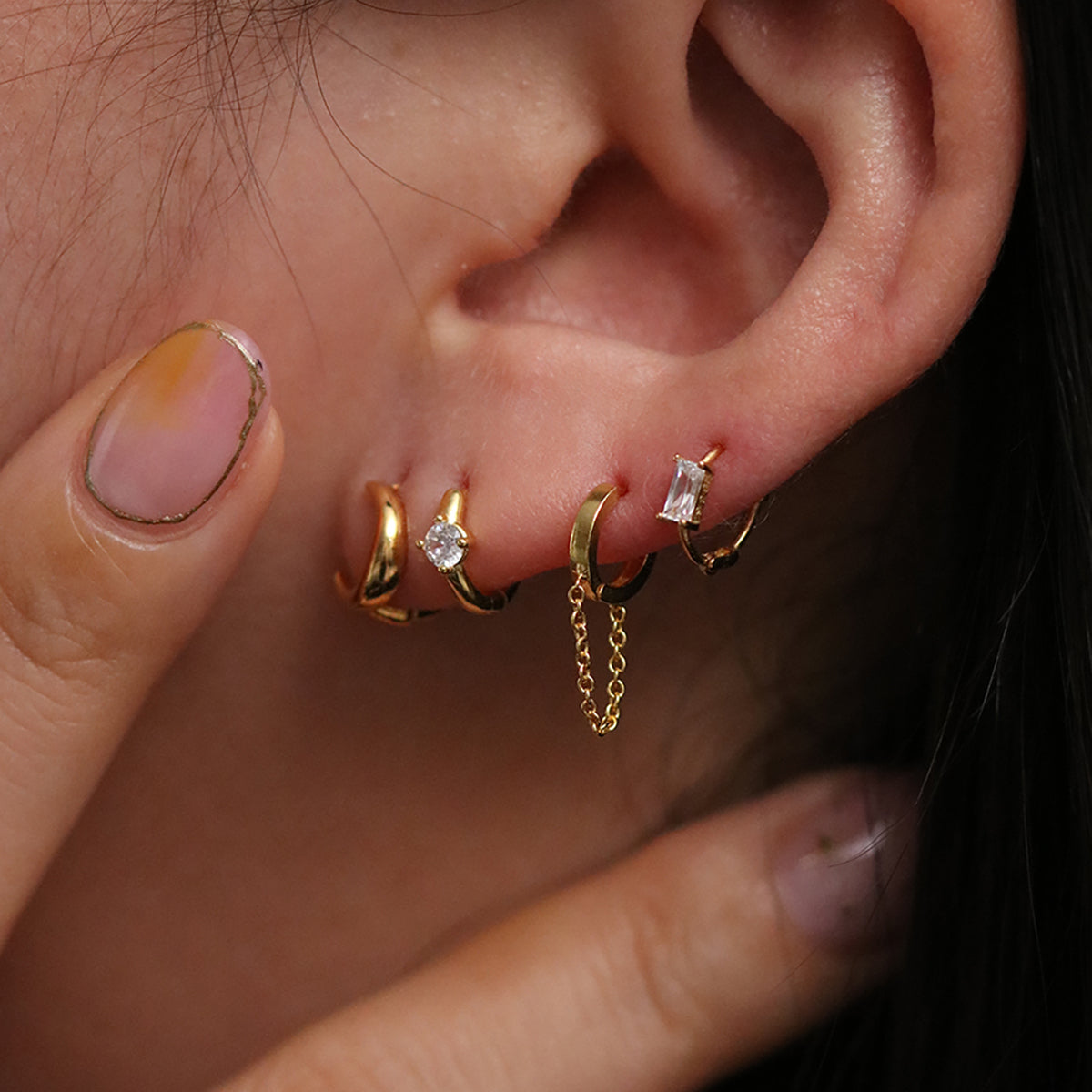 Chain drop huggie earring-4