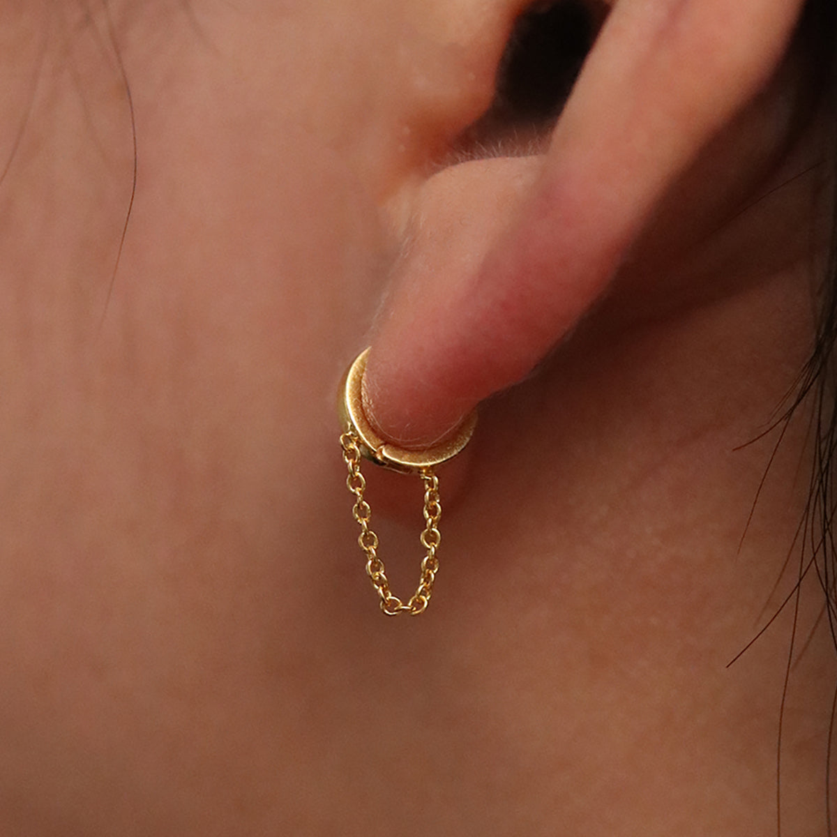 Chain drop huggie earring-1