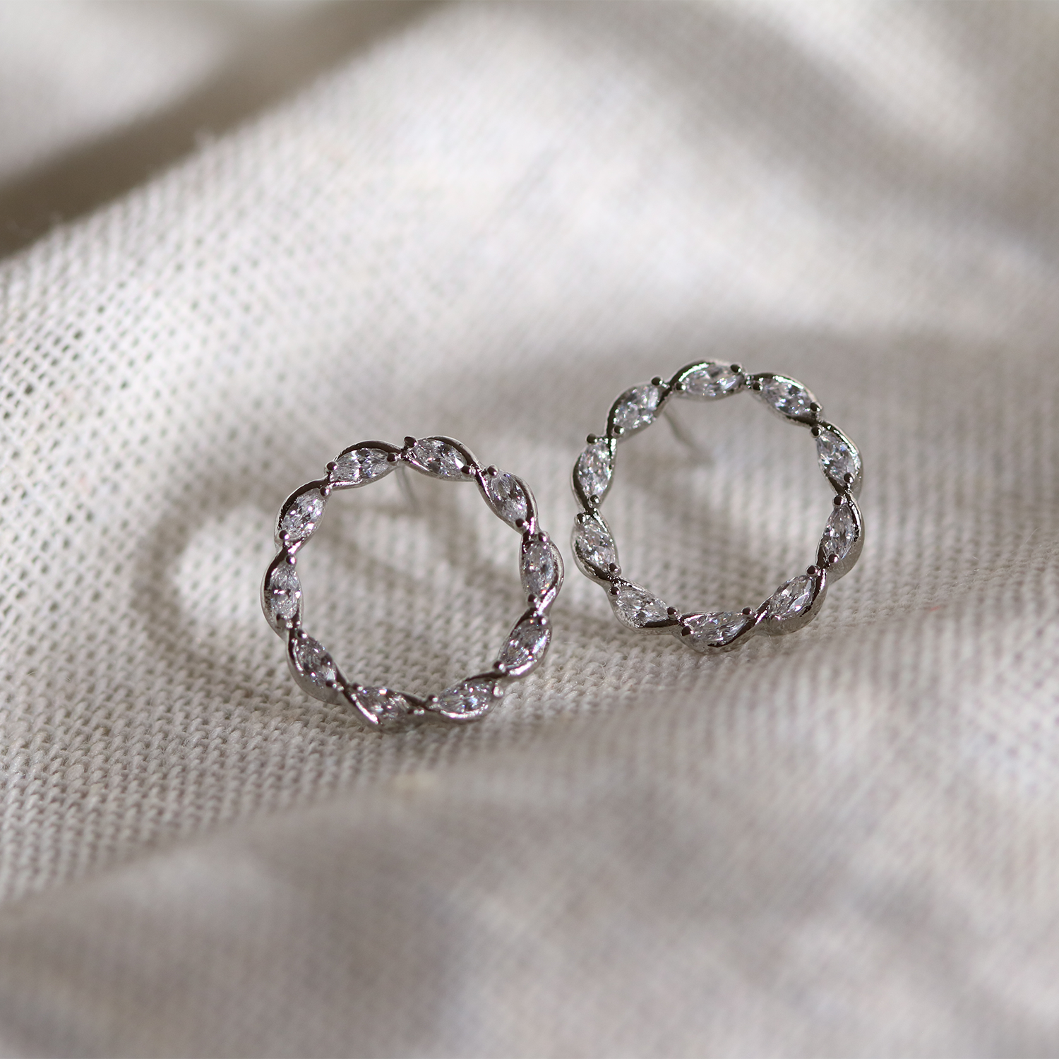 Circle cubic twist earrings-6
