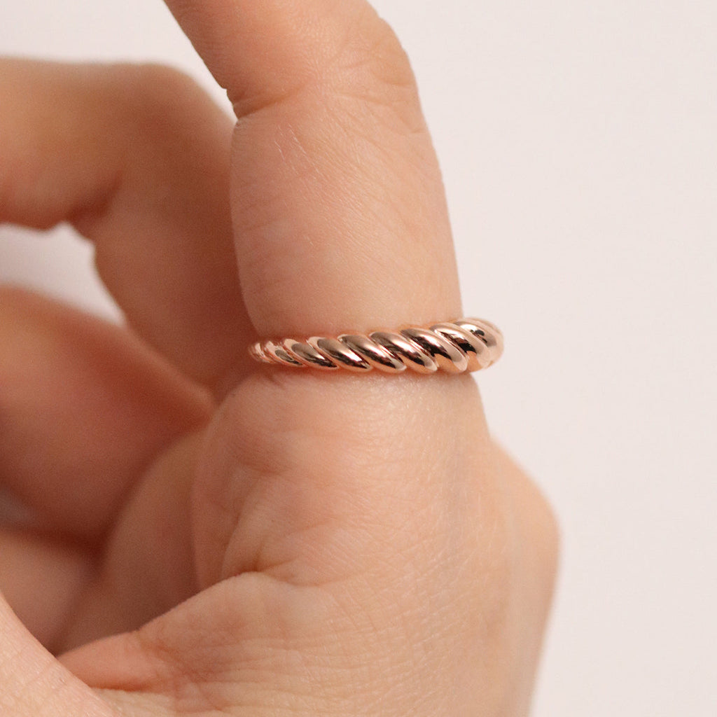 Oval Shaped Screw Band Ring