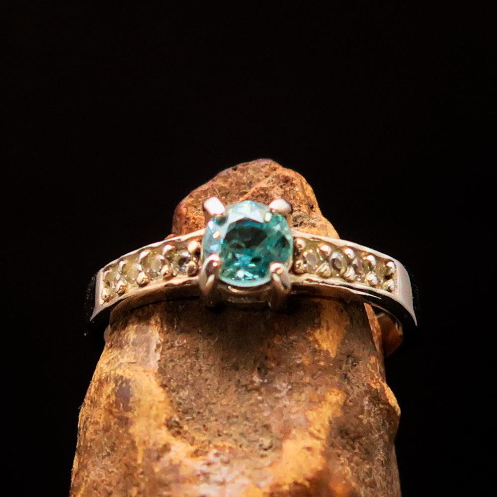 Sterling Silver Solitaire Band Ring with round Cut Blue Zircon and 8 CZ - Size 6
