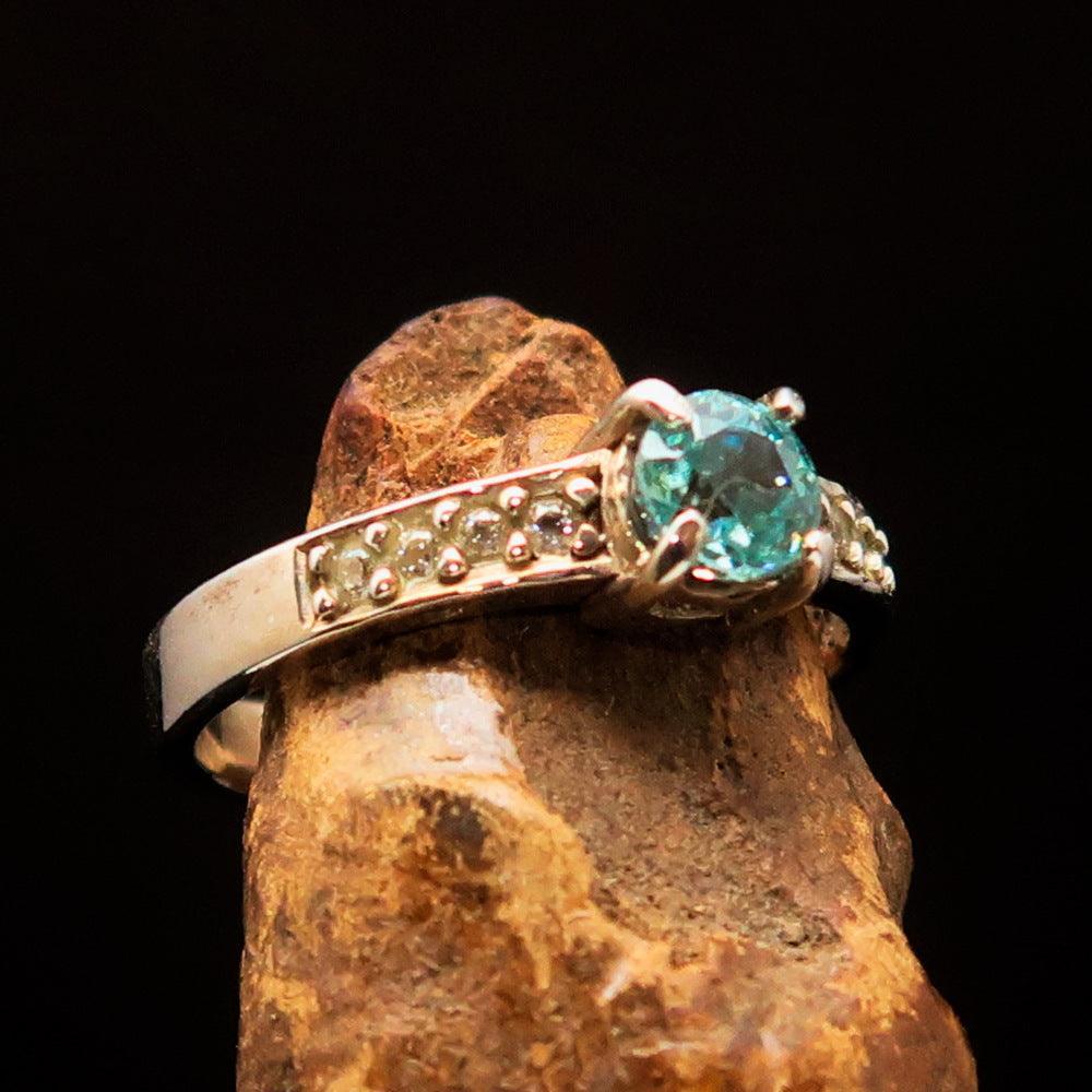Sterling Silver Solitaire Band Ring with round Cut Blue Zircon and 8 CZ - Size 6